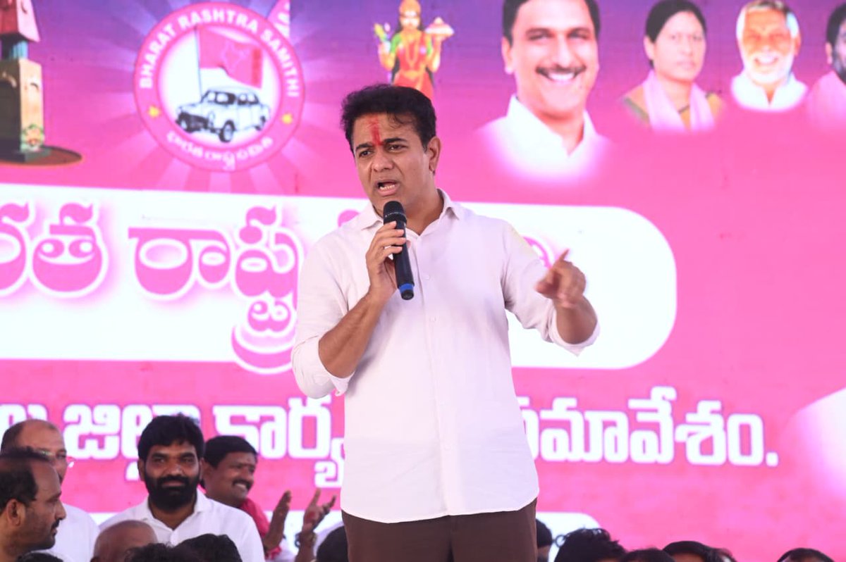 BRSparty's tweet photo. రాష్ట్రంలో కాంగ్రెస్ పార్టీ “దోచుకో-దాచుకో” అనే పథకం ప్రారంభించింది 

- బీఆర్ఎస్ వర్కింగ్ ప్రెసిడెంట్ @KTRBRS 

🔹అందుకే ముఖ్యమంత్రితో సహా మంత్రులు ఎమ్మెల్యేలు ఎక్కడికక్కడ దోచుకుంటున్నారు 

🔸కాంగ్రెస్ పార్టీ అంతా అవిన���తిమయం 

🔹రేవంత్ రెడ్డి అంతా భారీ అవినీతిపరుడు దేశంలో ఇంకొకరు లేరు 

🔸బీజేపీ-కాంగ్రెస్ తోడు దొంగల మాదిరి కలిసి నడుస్తున్నాయి 

🔹అందుకే సింగరేణి నుంచి మొదలుకొని కేంద్ర ప్రభుత్వ పథకాల్లో జరుగుతున్న అవినీతిపైన విచారణ లేదు 

🔸ప్రధానమంత్రి ఆర్ఆర్ టాక్స్ , హోంమంత్రి తెలంగాణ కాంగ్రెస్ పార్టీకి ఏటీఎం అని చెప్పినా ఇప్పటిదాకా ఒక ఎంక్వయిరీ లేదు 

🔹అందుకే రాష్ట్రంలో కాంగ్రెస్ బిజెపి ��లిసి ఒకరిని ఒకరు కాపాడుకుంటున్నాయి 

🔸సింగరేణి కార్మికుల కోసం కొట్లాడుతాం 

🔹కార్మికుల సమస్యలు పట్టించుకోకుంటే… సింగరేణిలో అవినీతి ఆపకుంటే…ప్రతి బొగ్గు గనిమీద అగ్గిపుట్టిస్తాం…

మంచిర్యాల జిల్లా ��ేంద్రంలోని బిఆర్ఎస్ పార్టీ కార్యాలయంలో క్యాతన పల్లి మున్సిపాలిటీలో బీఆర్ఎస్ కౌన్సిలర్లను సన్మాంచిన బీఆర్ఎస్ వర్కింగ్ ప్రెసిడెంట్ కేటీఆర్

ఈ సందర్భంగా కేటీఆర్ గారు మాట్లాడుతూ..

కాంగ్రెస్ పార్టీ మంత్రులు, ఎమ్మెల్యేలు, ముఖ్యమంత్రి 'దాచుకో-దోచుకో' అన్న పథకాన్ని రాష్ట్రవ్యాప్తంగా నడిపిస్తున్నారు. అవినీతి దుకాణం తెరిచి అడ్డగోలుగా వసూళ్లకు దిగుతున్నారు. ప్రతి నియోజకవర్గంలో ప��రతి పథకంలో స్వయంగా మంత్రుల నుంచి మొదలుకొని ఎమ్మెల్యేలు ఎక్కడికక్కడ అవినీతికి పాల్పడుతున్నారు. ముఖ్యమంత్రి ప్రారంభించిన  'దాచుకో-దోచుకో-దాచుకో' పథకం సింగరేణిలోనూ నడుస్తోంది.

రేవంత్ రెడ్డి అంత చండాలపు ముఖ్యమంత్రి భారతదేశంలో ఎవరూ లేరు. రేవంత్ రెడ్డి అంత దారుణంగా, భారీ ఎత్తున దోచుకుంటున్న ముఖ్యమంత్రి కూడా దేశంలో ఇంకా ఎవరూ లేరు. మళ్ళీ తెలంగాణ రాష్ట్రం బాగుపడాలి అంటే, తెలంగాణ రైతుల ముఖంలో చిరునవ్వులు రావాలి అంటే, సింగరేణి కార్మికులకు లాభం జరగాలి అంటే కేసీఆర్ తిరిగి రావాల్సిందే. తెలంగాణలో ప్రజాస్వామ్యం బతకాలి అంటే కేసీఆర్ తిరిగి రావాల్సిందే.

కాంగ్రెస్ పార్టీతో బిజేపి కూడా వంత పాడుతూ సింగరేణి కుంభకోణాన్ని అడ్డుకోవడం లేదు. వేల కోట్ల రూపాయల దోపిడీ జరుగుతున్నా 49 శాతం వాటా ఉన్న కేంద్ర ప్రభుత్వం కనీసం ఉలుకూ పలుకూ లేకుండా మౌనంగా ఉన్నది. వేల కోట్ల దోపిడీ పైన సీబీఐ ఎంక్వైరీ వేయమంటే పట్టించుకోవడం లేదు. కాంగ్రెస్, బిజేపి చీకటి దోస్తులుగా మారి ఒకరినొకరు కాపాడుకుంటున్నారు. ముఖ్యమంత్రి బావమరిది సింగరేణిలో టెండర్లు వేస్తుంటే ఇక్కడే వసూళ్లు అవుతున్నాయి, కేంద్ర ప్రభుత్వం పట్టించుకోవడం లేదు. పైగా కేంద్ర ప్రభుత్వ పథకం అమృత్ పథకంలో కూడా సృజన్ రెడ్డికి వందల కోట్ల కాంట్రాక్ట్లు ఇచ్చింది. అందుకే రాష్ట్రంలో ఇచ్చిపుచ్చుకునే విధంగా బిజేపి, కాంగ్రెస్ లు కలిసి నడుస్తున్నాయి. అందుకోసమే ఒకరి దోపిడీ ఒకరు బయటపడకుండా బ్రహ్మాండంగా కాంగ్రెస్, బిజేపి పార్టీలు పరస్పరం కాపాడుకుంటున్నాయి.

ప్రధానమంత్రి ఢిల్లీకెంచి వచ్చి రాష్ట్రంలో 'ఆర్‌ఆర్' (RR) టాక్స్ వసూలు చేస్తున్నారు, బిల్డర్ల దగ్గర, కాంట్రాక్టర్ల దగ్గర దోపిడీ చేస్తున్���ారు అని విమర్శించారు. కానీ రాహుల్-రేవంత్ టాక్స్ పైన ఇప్పటిదాకా విచారణకు ప్రధానమంత్రి ఎందుకు ఆదేశించలేదు? హోం మంత్రి అమిత్ షా వచ్చి తెలంగాణ కాంగ్రెస్ పార్టీకి ఏటిఎంగా మారింది, అడ్డగోలుగా కుంభకోణాలు చేస్తుంది అన్నారు. కానీ దొంగలను పట్టుకోవాల్సిన కేంద్ర హోంశాఖ మంత్రి ఒక్క విచారణకు కూడా ఆదేశం ఇవ్వలేదు. అందుకే కాంగ్రెస్, బిజేపిలు ఒకరి దొంగతనం బయటపడకుండా ఇంకొకరు కాపాడుకుంటూ వస్తున్నారు.

ఎన్ని ప్రలోభాలకు, ఎన్ని అక్రమ కేసులకు, వేధింపులకు గురి చేసినా క్యాతనపల్లి మున్సిపాలిటీలో ప్రజాస్వామ్యాన్ని గెలిపించిన ప్రజలకి, మా పార్టీ కౌన్సిలర్లకి, కార్యకర్తలందరికీ హృదయపూర్వక ధన్యవాదాలు. పొత్తు ధర్మాన్ని పాటించి మాతో నడిచిన కమ్యూనిస్ట్ పార్టీ ఆఫ్ ఇండియా పార్టీ కౌన్సిలర్లకు, జిల్లా నాయకత్వానికి ప్రత్యేకంగా ధన్యవాదాలు.

రాష్ట్రంలో నీచమైన, నికృష్టమైన రాజకీయం కొనసాగుతున్నది. క్యాతనపల్లిలో 22 స్థానాలకు 14 స్థానాలు గెలిస్తే కూడా కాంగ్రెస్ పార్టీ అనేక అరాచకాలకు పాల్పడింది. క్యాతనపల్లిలో ప్రజలు తిరస్కరించిన మంత్రి వివేక్ అహం దెబ్బతినడంతో ఇందిరా గాంధీ ఎమర్జెన్సీ రాజ్యాన్ని తలపించేలా క్యాతనపల్లిలో సైనిక కవాతు నిర్వహించి మరి కౌన్సిలర్లను భయభ్రాంతులకు గురి చేశారు. 1000 మంది పోలీసులతో మాజీ ఎమ్మెల్యే సుమన్, ఎమ్మెల్యే కోవ లక్ష్మి గారిని ఇబ్బందులకు గురి చేశారు.

ఎన్ని కేసుల��� పెట్టినా, దౌర్జన్యాలు చేసినా, రాళ్లు వేసినా, కౌన్సిలర్లను ఎత్తుకుపోయే ప్రయత్నం చేసినా చివరికి లక్షల రూపాయల బ్లాంక్ చెక్కులు రాసిచ్చినా కాంగ్రెస్ పార్టీ ముఖాన కొట్టిన మన కౌన్సిలర్లందరికీ హృదయపూర్వకంగా నమస్కారాలు తెలియజేస్తున్నాను. మాజీ ఎమ్మెల్యే సుమన్ క్యాతనపల్లిలో ఉంటే తమ ఆటలు సాగవని అక్రమంగా అరెస్ట్ చేసి ఆసిఫాబాద్, మంచిర్యాల సబ్ జైలు కాకుండా అదిలాబాద్ జిల్లా జైల్లో పెట���టారు. కనీసం మాజీ ఎమ్మెల్యే అన్న గౌరవం ఇయ్యకుండా తీవ్ర ఇబ్బందులకు జైల్లో గురి చేశారు.

మంత్రి వివేక్ క్యాతనపల్లి కావాలని సుమన్ ని అడుక్కుని ఉంటే ఇచ్చేసేవాడు. కానీ జైలుకు పంపి ఇబ్బందులకు గురి చేశాడు. నేను జైలులో సుమన్ని కలిసేందుకు పోతే, 'నేను ఇక్కడ సంవత్సరం అయినా ఉంటా కానీ మన కౌన్సిలర్లకు ధైర్యం చెప్పండి' అన్నాడు. 'కాంగ్రెస్ ఆటలను అరికట్టి ప్రజాస్వామ్యాన్ని కాపాడండి, ప్రజా తీర్పుని గౌరవించేలా కార్యకర్తలకు పోరాటం చేసేందుకు ధైర్యం నింపండి' అని కోరిండు.

క్యాతనపల్లిలో జరిగిన నికృష్టమైన రాజకీయం రాష్ట్రవ్యాప్తంగా కాంగ్రెస్ కొనసాగిస్తున్నది. సింగరేణి ప్రాంతం మొత్తాన్ని ముఖ్యమంత్రి తన సొంత ఇంటి సామ్రాజ్యం మాదిరిగా తయారు చేశారు. 100 రోజుల్లో ఇచ్చిన హామీలు, ఆరు గ్యారెంటీలు అమలు చేస్తామని చెప్పి రెండు సంవత్సరాలు దాటినా ఒక్క హామీ అమలు చేయలేదు. రైతుల నుంచి ఆడబిడ్డల దాకా, మహిళలు, విద్యార్థులు, ఉద్యోగులు ఇలా అందరికీ తీవ్రమైన మోసానికి కాంగ్రెస్ పార్టీ గురి చేసింది. 'మూడు నెలల్లో పిల్లలు పుడతారా' అంటూ అడ్డగోలుగా మాట్లాడుతున్న ముఖ్యమంత్రి, 30 నెలలు అయింది ఎందుకు గ్యారెంటీలు అమలు చేయలేదో అని మనం అడగా���ి.

కాంగ్రెస్ పార్టీ మంత్రులు, ఎమ్మెల్యేలు, ముఖ్యమంత్రి 'దాచుకో-దోచుకో' అన్న పథకాన్ని రాష్ట్రవ్యాప్తంగా నడిపిస్తున్నారు. అవినీతి దుకాణం తెరిచి అడ్డగోలుగా వసూళ్లకు దిగుతున్నారు. సింగరేణిలోనూ 'దాచుకో-దోచుకో-దాచుకో' పథకం నడుస్తోంది. అందుకే ముఖ్యమంత్రి గారి సొంత బావమరిది సృజన్ రెడ్డి కనుసన్నల్లో అన్ని కాంట్రాక్టులు ముఖ్యమంత్రి నడిపిస్తున్నాడు. దేశంలో ఎక్కడా లేని విధంగా 'సైట్ విజిటేషన్ సర్టిఫికేట్' అనే కొత్త కుట్రను తెరలేపిండు. సైట్ విజిటేషన్ సర్టిఫికేట్ తో టెండర్లు వేసిన వాళ్ళని బ్లాక్ మెయిల్ కి గురి చేసి బెదిరింపులకు ముఖ్యమంత్రి, రాష్ట్ర మంత్రులు దిగుతున్నారు.

సింగరేణిలో సృజన్ రెడ్డి అరాచకాలను బయట పెడితే ముఖ్యమంత్రి ఇప్పటిదాకా ఆ వేల కోట్ల కుంభకోణం పై మాట్లాడలేదు. సింగరేణి కుంభకోణం పైన ఉప ముఖ్యమంత్రి భట్టి విక్రమార్క మాట్లాడరు, స్థానిక మంత్రి కూ��ా మాట్లాడడు. పైగా గతంలో కేసీఆర్ ��ారు ఇచ్చిన 16 వేల వారసత్వ ఉద్యోగాల పైన విచారణ జరిపిస్తామని సింగరేణి ఉద్యోగులను భయపెడుతున్నారు. నిజంగానే రాష్ట్ర ప్రభుత్వానికి చిత్తశుద్ధి ఉంటే ఉద్యోగాల పైన ఏసీబీ విజిలెన్స్ విచారణ కాదు జరిపించాల్సింది, సృజన్ రెడ్డి అక్రమాల పైన సింగరేణి కుంభకోణం పైన.

కాంగ్రెస్ పార్టీ ఇచ్చిన మాట మేరకు మెడికల్ బోర్డు పెట్టి సింగరేణి ఉద్యోగాలు వెంటనే కల్పించాలి. లేకుంటే బిఆర్ఎస్ తరపున సింగరేణ�� ప్రధాన కార్యాలయాన్ని ముట్టడిస్తామని హెచ్చరిస్తున్నాము. సింగరేణి కార్మికుల కోసం ప్రతి బొగ్గు గనిలో మళ్ళీ అగ్గి పుట్టిస్తాం, కాంగ్రెస్ పార్టీని వదిలిపెట్టం. సింగరేణికి అనేక సమస్యలు ఉన్నాయి. అయితే సింగరేణి బెల్ట్ మొత్తం కాంగ్రెస్ పార్టీకి ఓటు వేసి మమ్మల్ని పోరాటం చేయమని అడుగుతున్నారు. 

కానీ స్థానిక కాంగ్రెస్ ఎమ్మెల్యేల పైన ఒత్తిడి తీసుకురావాలి, కాంగ్రెస్ పార్టీ పైన పోరాటం చేయాలి. సింగరేణి కార్మికులకు అండగా మా పార్టీ నిలబడుతుంది, సింగరేణి కార్మికుల తరపున బరాబర్ కొట్లాడుతాం. మాతో కలిసి రండి, రానున్న సింగరేణి ఎన్నికల్లో మళ్ళీ తెలంగాణ బొగ్గు గని కార్మిక సంఘాన్ని గెలిపించుకుందాం.

"అభయహస్తం మేనిఫెస్టో పేరుట తెలంగాణ ప్రజలపై భస్మాసుర హస్తాన్ని కాంగ్రెస్ పార్టీ పెట్టి��ది. కాంగ్రెస్ పార్టీని గెలిపిస్తే రైతుబంధుకు రామ్ రామ్ అయితది, దళితబంధుకు జై భీమ్ అయితది, తెలంగాణ మొత్తాన్ని కాంగ్రెస్ పార్టీ అమ్ముకదోప్తారు అని కేసీఆర్ చెప్పారు. ఆయన చెప్పినట్లే ఇప్పుడు తెలంగాణను కాంగ్రెస్ పార్టీ దోచుకుంటుంది.

(1/2)