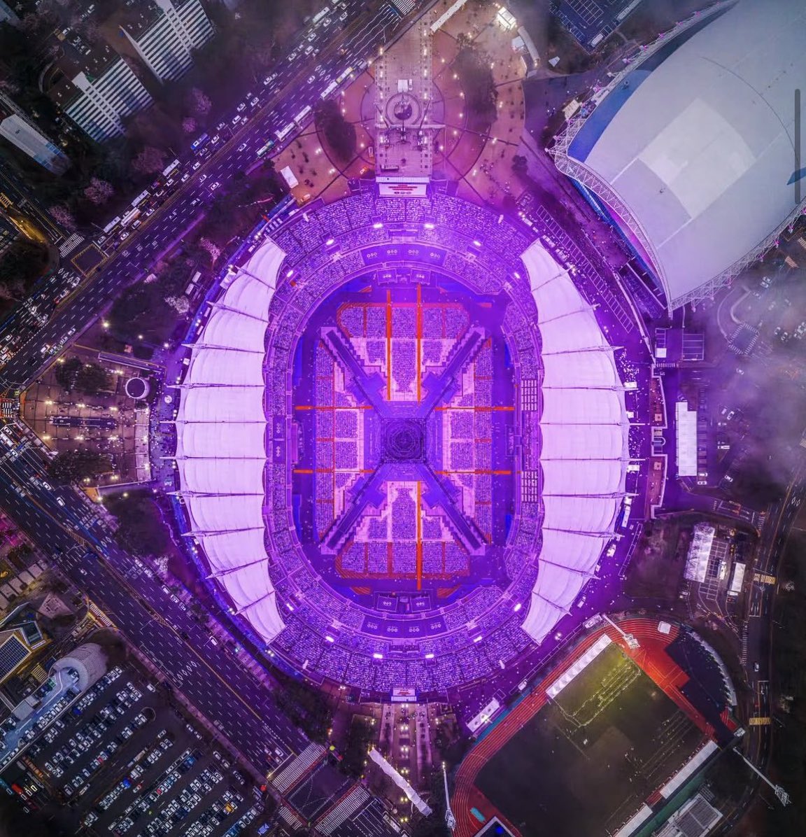 ไฟสีม่วงเต็มสเตเดี้ยม สวยมากกกกกกกกกกกกก 😭😭😭😭