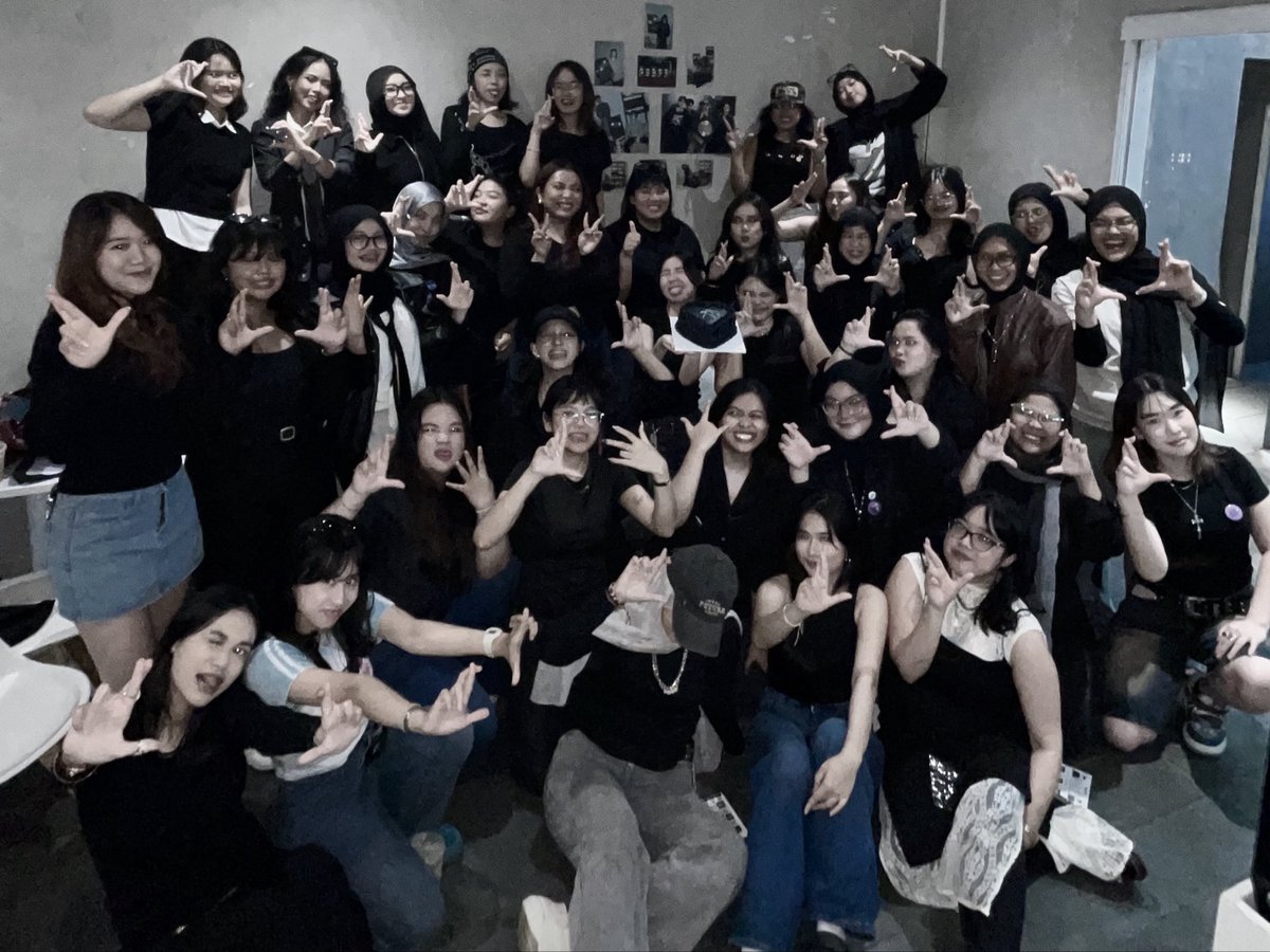 pas foto ramean —

💁‍♀️: POSE KC DULU YAAA
(semuanya bikin sign keci)

💁‍♀️: GAYA BEBAS GAYA BEBAS
(pada bikin sign lngshot)

emang bener kata minsik — 우린 Jay Park 빼곤 안 모셔 🫡