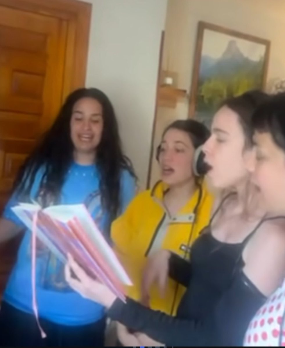 elrioylaplaza's tweet photo. juanjo haciendo una canción con violines y un coro de voces femeninas me puedo llegar a morir https://t.co/64OfEjMo89