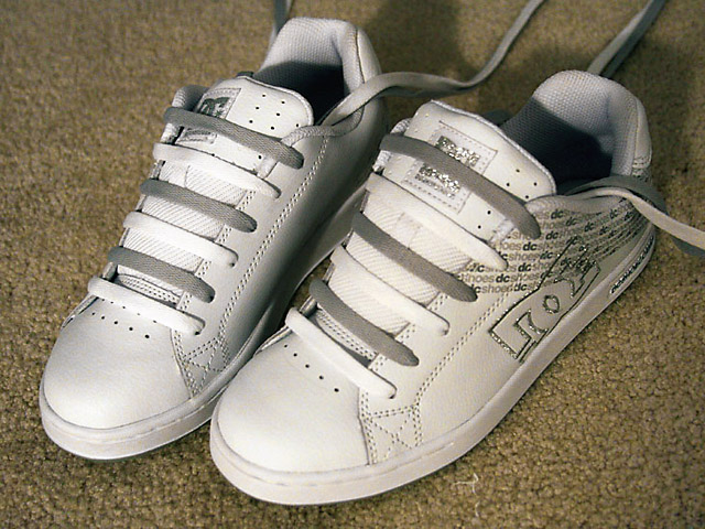 profshoelace's tweet photo. Today's pic from the archives was contributed by Lauren in Aug-2008. White DC sneakers with patterned silver &amp; grey trim laced with grey &amp; white “Half &amp; Half Straight Bar Lacing”.
#white #patterned #silver #grey #dcshoes #sneakers #halfandhalfstraightbarlacing #halfandhalf https://t.co/KHQMCKkLou