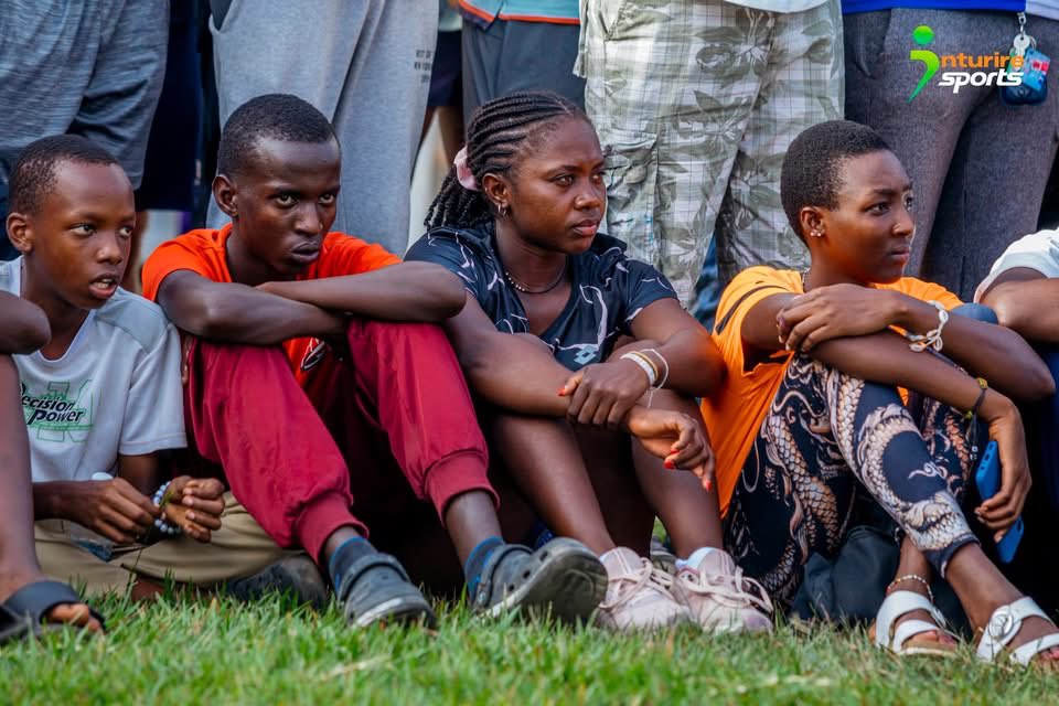 RemyBiva's tweet photo. Même humble, une star du tennis @sada_nahimana ne peut pas se fondre dans la foule au point de s’asseoir sur le gazon. Elle aurait été repérée dès l’entrée.
@FebabuOfficiel 
#Burundi https://t.co/wwFVKPuJxM