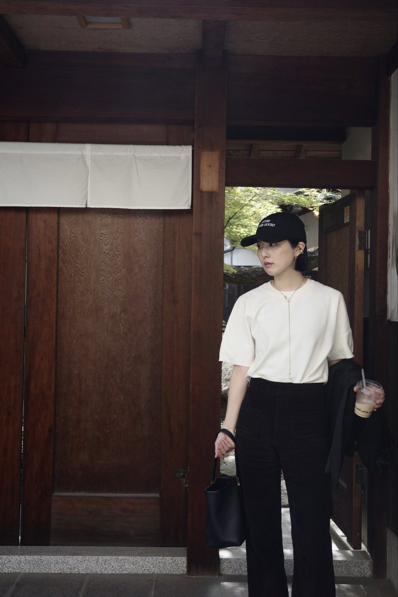 khachiya333's tweet photo. ユニクロのウォッシャブルミラノ
リブニットTシャツ。
夏が始まりかけている。

Tops UNIQLO
cap hohococo
pants ZARA
necklace vermillion
bag THE ROW https://t.co/cvWpzbbL0y