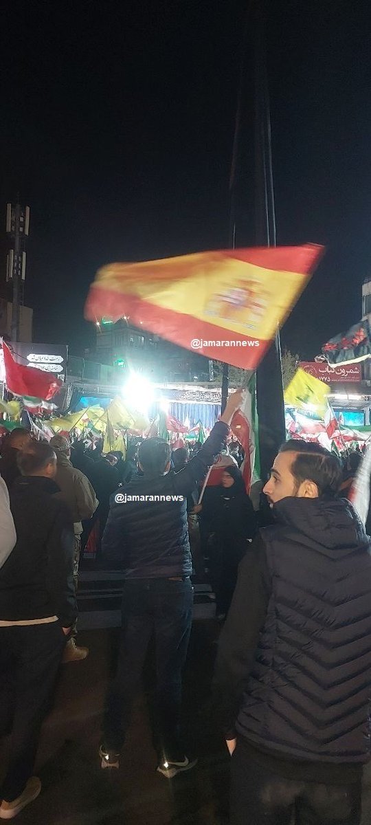 LosNativosEs's tweet photo. 🇮🇷🇪🇸 | Aparece una bandera de España en el mitin nocturno de la Plaza Tajrish en Teherán. https://t.co/cGevzbg0ee