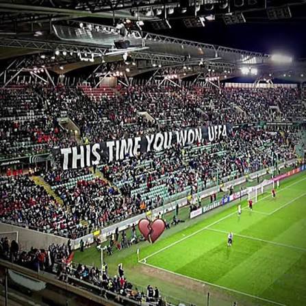 FIjustfootball's tweet photo. UEFA cezalarıyla susturulmak istenen Legia tribünlerini hatırlayalım 🎁😎 https://t.co/VHcNGfjwvu