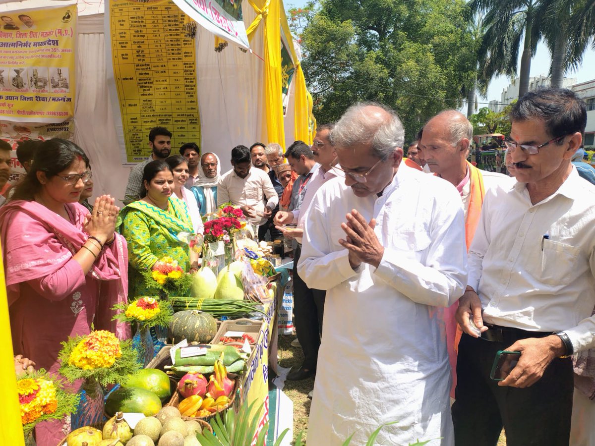 ProjsRewa's tweet image. सांसद श्री जनार्दन मिश्र ने कृषि महाविद्यालय में किया कृषि मेले का शुभारंभ.

कृषि वैज्ञानिकों ने किसानों को तिलहन फसलों की उन्नत खेती, फसलों की कीट प्रबंधन, जैविक तथा प्राकृतिक खेती तथा नरवाई से खाद बनाने की विधि की दी गई जानकारी.

RM: facebook.com/share/p/1CnGEm…

#रीवा #Rewa