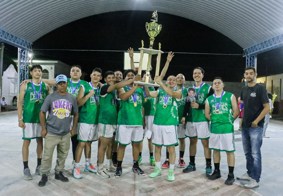 Alcaldiasae's tweet photo. Final de torneo de baloncesto en Coatepeque: 
Primer lugar: CELTIC
Segundo lugar: Gold Slam
Tercer lugar: AND ONE 
Cuarto lugar: SPURS
Encestador: Samuel López (Juniors). 
Seguimos impulsando el deporte en nuestro municipio. 

#SantaAnaEste #CarolinaEscobar
#Finaldetorneo https://t.co/7yDuwKJvEp