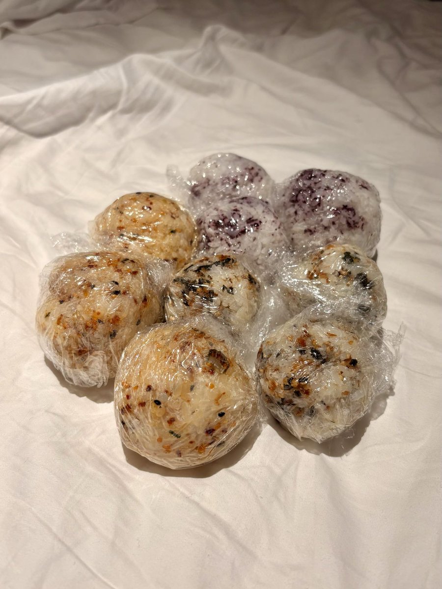 スタッフさんが日本から持ってきたお米炊いて
おにぎり作れるようになった！
会場にもってったらみんな美味しく食べてくれてよかった(*^▽^*)