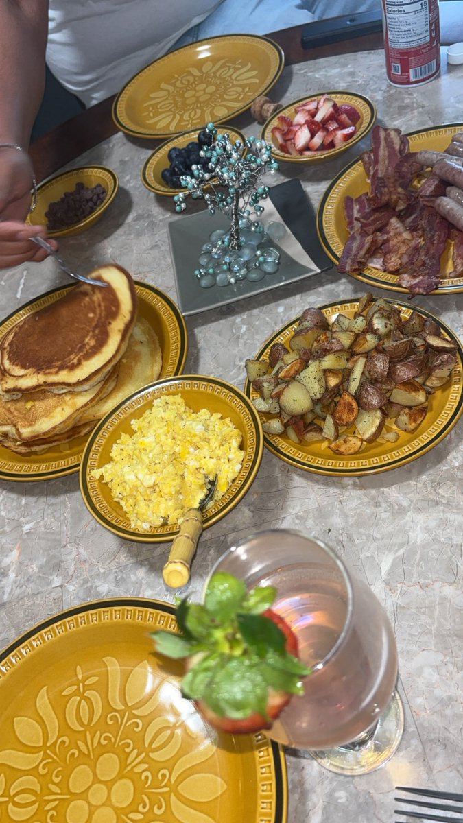 CocoInluvv's tweet image. Cute breakfast, cuter me ☀️🥞💋

#MorningGlow #SweetStart #PrettyAndProductive