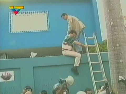 Un día como hoy en 2002, Capriles junto a una turba de Escuálidos Fascistas enloquecidos, intentó asaltar la Embajada de Cuba, violentando el Derecho Internacional...Ese mismo Capriles que ahora se disfraza como "demócrata".
Los Fascistas de siempre.