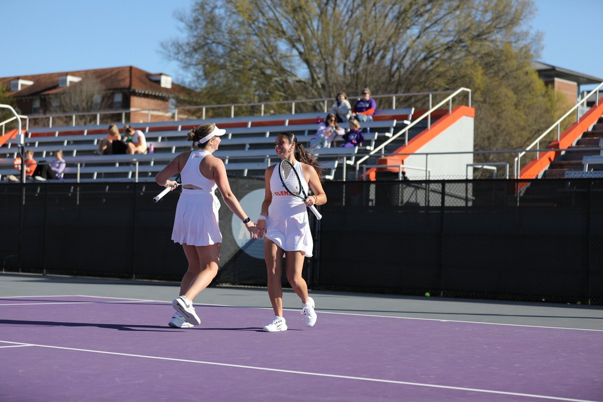 ClemsonWTennis's tweet image. That’s a win on court 3️⃣
Sophie and Arti take their match 6-4🔥
#OB