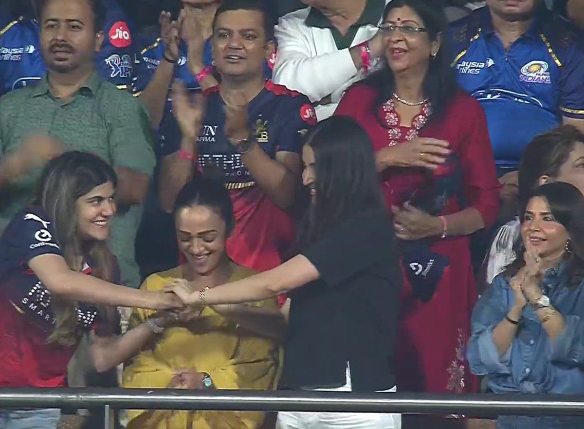 SarcasticIex's tweet image. Milestones lover. Even Kohli was not celebrating his 50 because he knows he has put the team 20-25 runs back. But look at Anushka, how happy she is about Kohli’s 50 off 38 balls. Shameless milestone lover.

#MIvsRCB
#Virat #Rohit