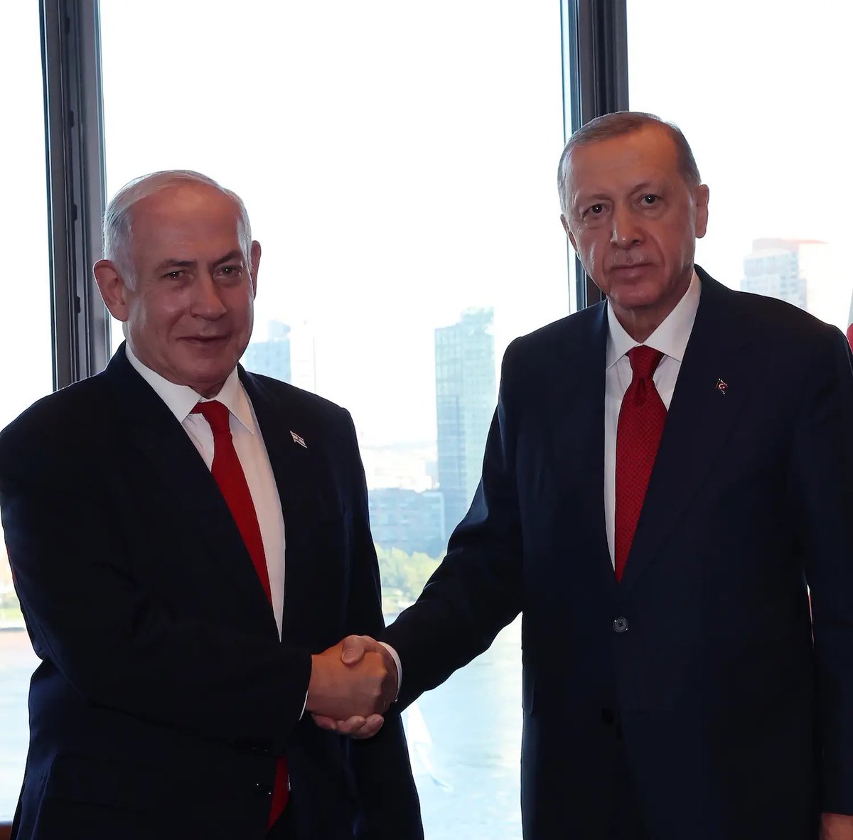 Bakmayın siz atıştıklarına… Aslında birbirlerini kollamaya devam ediyorlar… 

Paslaşıyorlar… Her ikisinin de tek amacı iç politika odaklı ve kendi yandaşlarını safları sıklaştırmaya davet etmeye matuf…

Bakın Tom Barrack bu konuda ne demişti: “Her iki ülke liderinin