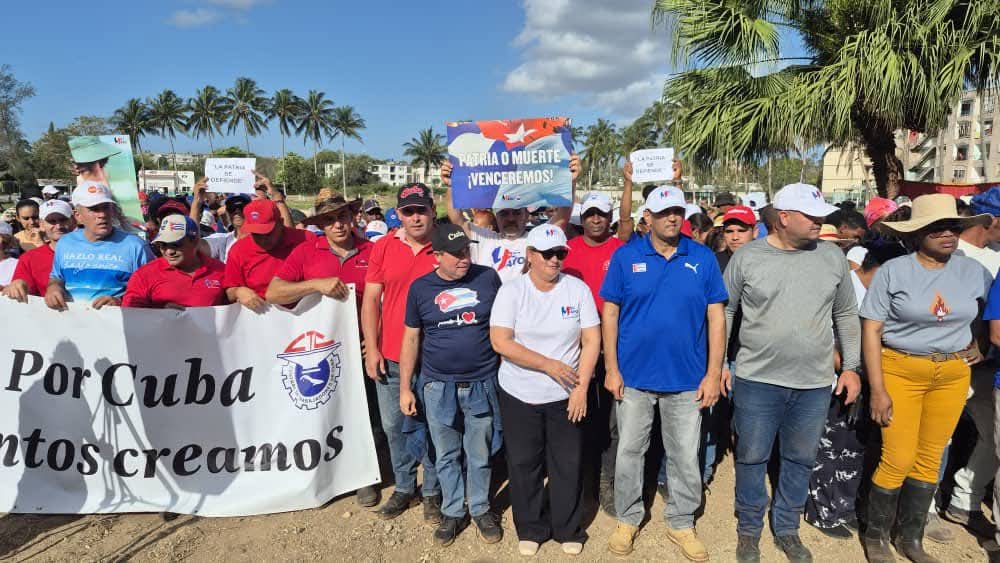 🌱 Jornada productiva en el Organopónico de Cojímar, con apoyo de autoridades y trabajadores.

✊ Al cierre, se convocó al Primero de Mayo, reafirmando la unidad obrera.

#LaHabanaViveEnMí