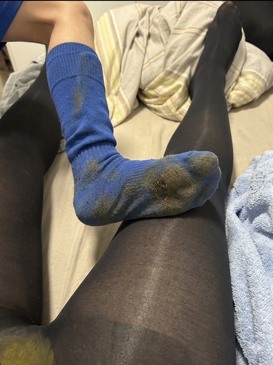 zekaiWang3's tweet photo. 看来小主人根本没有拿贱奴当人，家主好不容易赏赐了一个废垫子和破被子，小主人踢完足球穿着鞋直接踩上去呜呜呜呜，贱奴的身体就是主人的垫子【也欢迎网主私信粗口羞辱贱奴】 #家奴 #体育生 #男奴 #服侍 #足球袜 #男孩 #调教 #踩踏 #sm https://t.co/WXnmGx8Elj