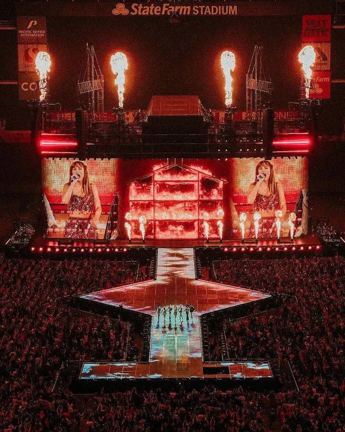 taylor swift também trouxe exatamente a sensação de abrir um álbum de fotos antigo e revistar quem você já foi em uma experiência imersiva que se conectava com todas as eras dela. e mesmo sendo o headliner mais bem pago do lineup, justin bieber só foi medíocre mesmo