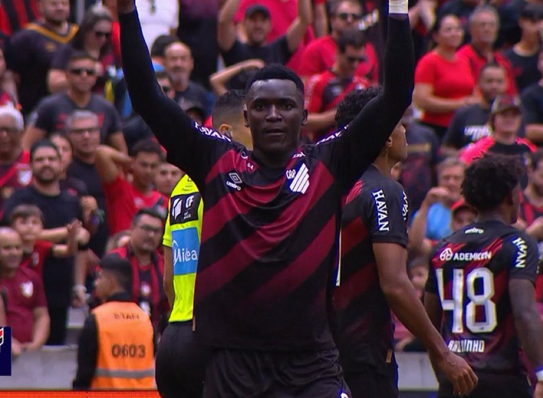 Como é bom de bola o tal do Kevin Viveros.

📸 Reprodução/Premiere