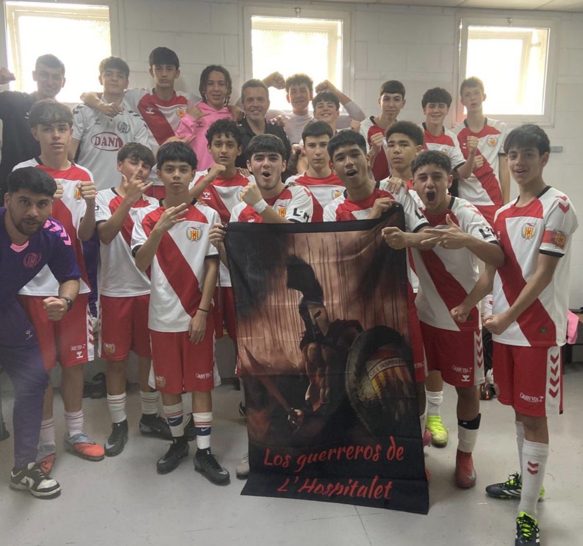 El S14A torna a guanyar i ho fa amb una lluitada victòria per 1-0 davant la <a href="/uesantandreu/">Unió Esportiva Sant Andreu</a>.

Els nois de <a href="/RehmanKhaann/">Rehman Khan</a> celebren 3 punts que serveixen per seguir entre els 6 primers classificats a Divisió d’Honor👏

Felicitats equip!!🥳🥳

#SomhiHospi #SomFutur⚪️❤️