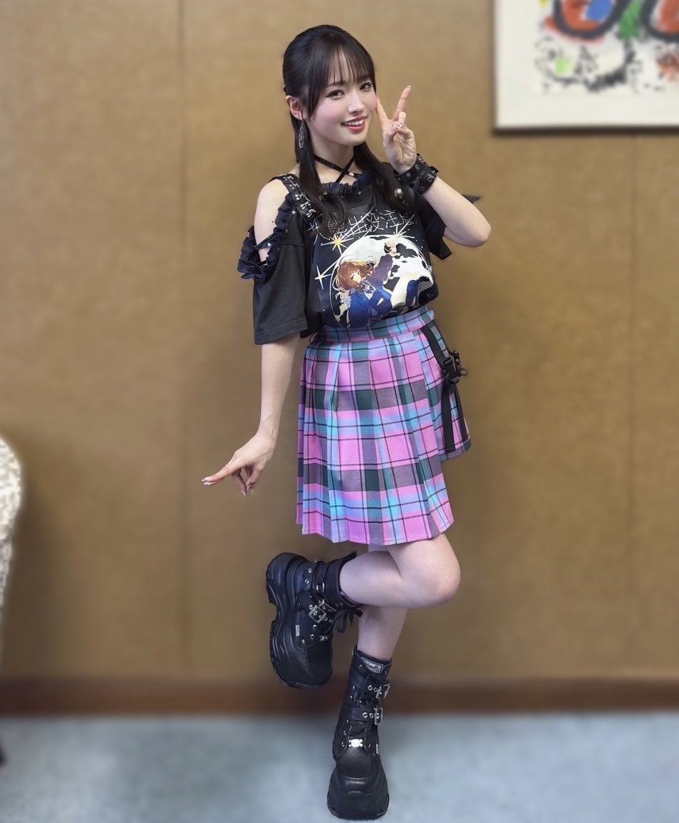 akinamickey's tweet photo. 今日はくまちゃんのバースデーイベントでイベントTシャツのアレンジとスタイリングを担当させていただきました❣️ロックな雰囲気で可愛かった🖤
歌うますぎてビビりました…、😳✨
 #大熊アンビシャス　#大熊和奏 https://t.co/JvIf4jPwym