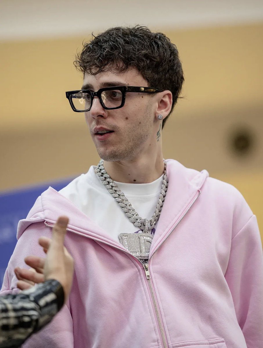 LDA e AKA7even updates tweet media