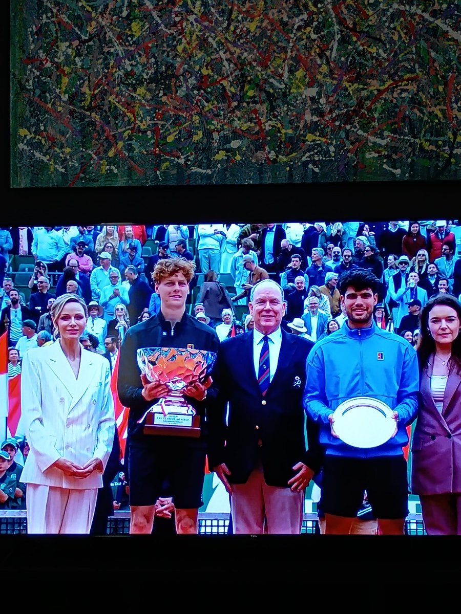 FPALATUCCI's tweet photo. Bello questo sport  in cui 
l'Italia  vince.
Certo sono solo dilettanti,ovvio.
Oggi #Sinner ha vinto una fornitura completa di caramelle gommose,
tante quante ce ne stanno nella coppa che tiene in mano!
Mica male.
#Atpmontecarlo https://t.co/1JkQ6qECp8