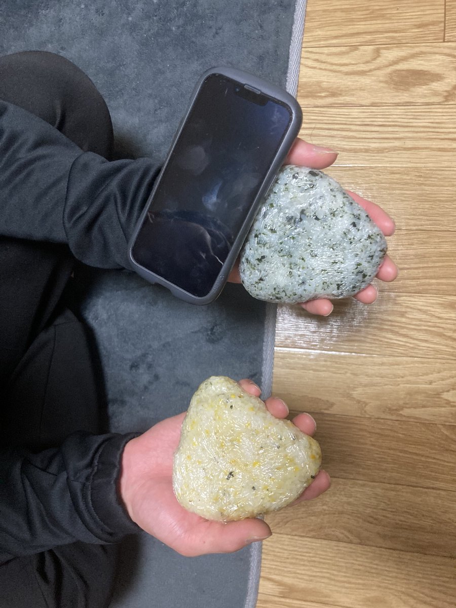 Zero_seven_0707's tweet photo. 最近この特大サイズのおにぎり作らされてる🍙
参考までに写ってるスマホはiPhone13Proですのよ🍙 https://t.co/b9OGNcr358
