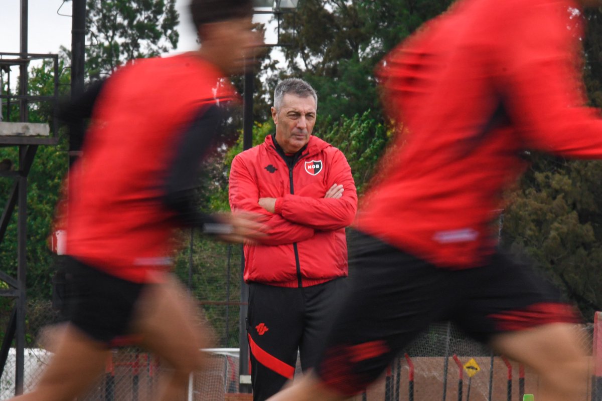 chinoodisio's tweet photo. 🔴⚫ Reinatti; Méndez, Salcedo, Salomón y Russo; Regiardo y Rodrigo Herrera; Mazzanti, Guch y García; Cóccaro. 
Noguera va al banco por primera vez en el torneo https://t.co/dNPqVcWNy6