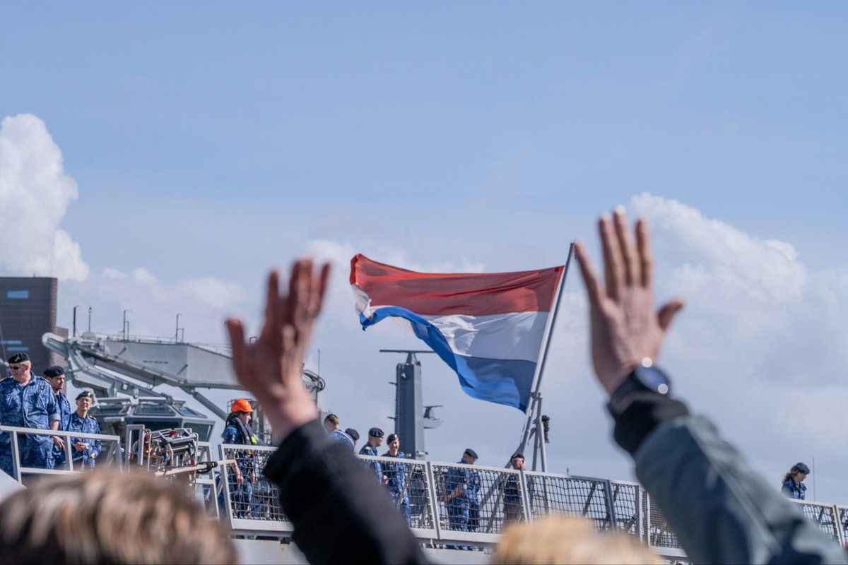 Zr.Ms. De Ruyter is vertrokken uit Den Helder. 👋🇳🇱 Na een emotioneel afscheid begint de bemanning aan een vaarperiode van 5 maanden. Het bevorderen van vrije doorvaart, militaire banden versterken en het vergroten van wereldwijde inzetbaarheid staat centraal.