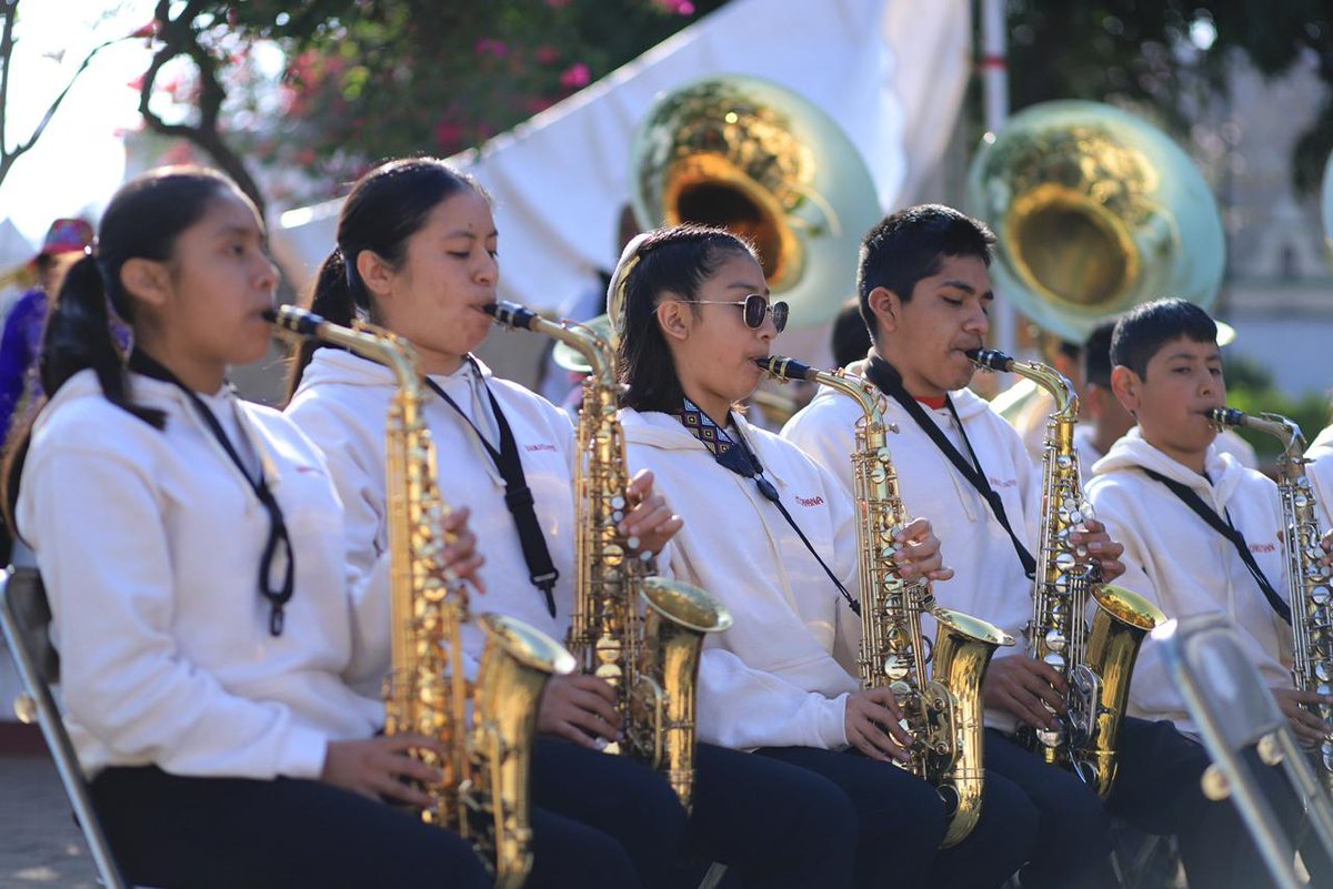 Gob_Xoxocotlan's tweet photo. 🎶 Esta mañana contamos con la participación de la Banda de Totontepec Mixe, quienes nos acompañan como parte de las actividades conmemorativas por el primer aniversario de Xoxocotlán como ciudad. 🎷

🙌🏾 Su música enriquece este programa que celebra nuestra identidad, cultura y orgullo xoxeño. 

#TransformandoPorTuBienestar