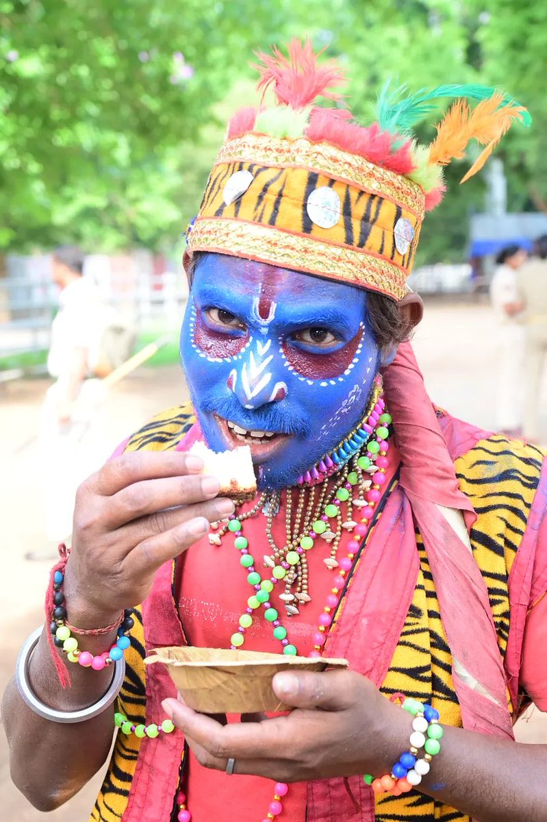 ଶିକାର ଛାଡ଼ି ଛେନାପୋଡ଼ ମାୟାରେ କିରାତ
A powerful image from yesterday’s Chhenapoda Dibasa celebration in Bhubaneswar 

#ଛେନାପୋଡ଼ଦିବସ #ChhenapodaDibasa 
#April11 #ଏପ୍ରିଲ୧୧