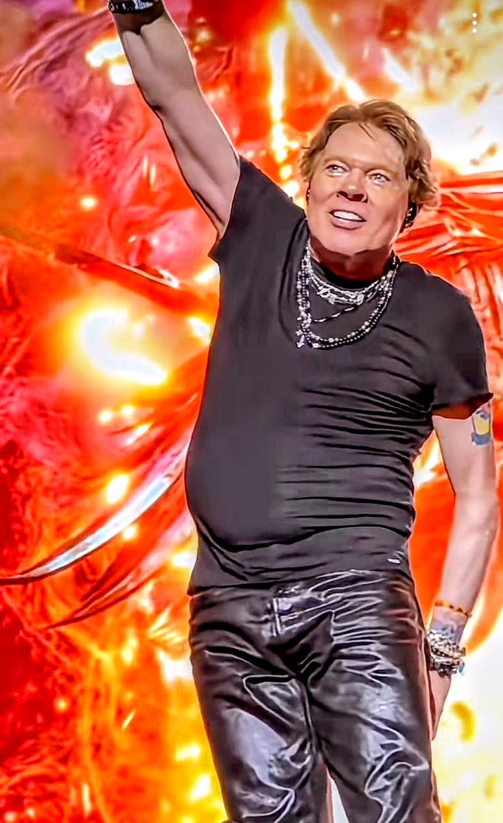 gelsentrulla's tweet image. Those blue eyes are driving me crazy.
#axlrose #gunsnroses