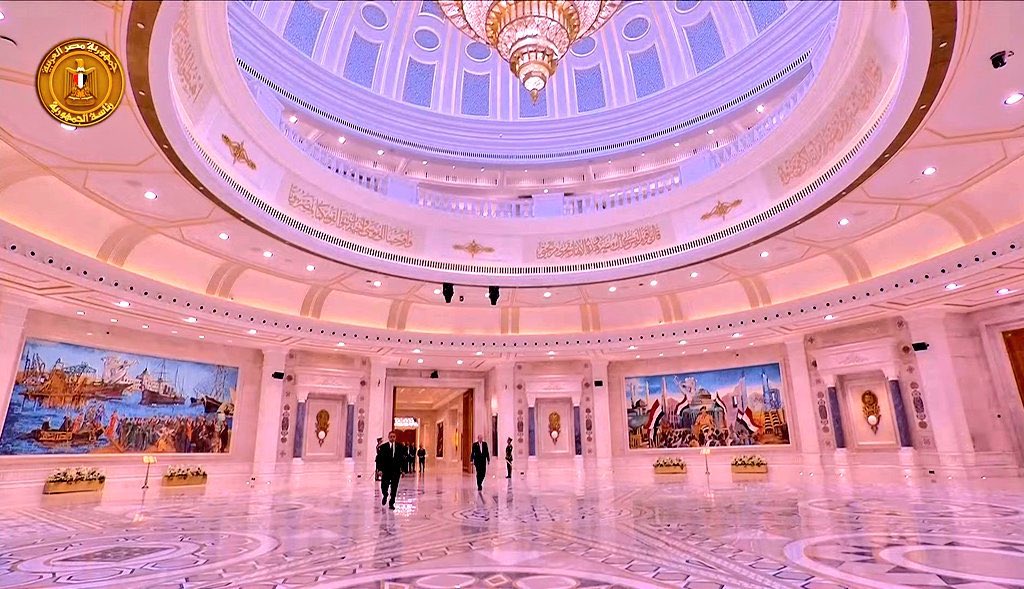 الحاج اللي ماسك كهارب القصر الرئاسي 
لو سمحت أطفي النور