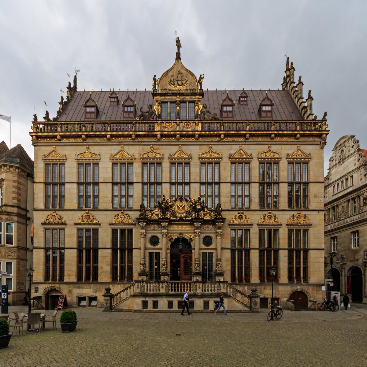 dutchbuildings's tweet image. The "Schütting" in #Bremen 🇩🇪 is a historic guild house on the Marktplatz, built 1537-1538 by master builder Johann dem Buschener as the seat of the city's merchants. It features a blend of late gothic (western gable) and renaissance styles, with an east gable added in 1565 and a