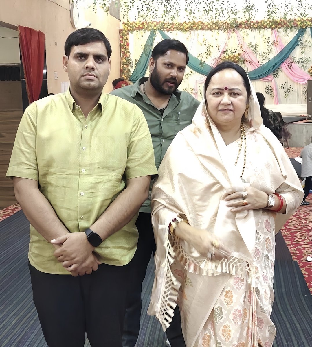 DRVIVEKPRIYAJI's tweet photo. हाथरस की लोकप्रिय जिला पंचायत अध्यक्षा व पूर्व सांसद श्रीमती सीमा रामवीर उपाध्याय जी का आशीर्वाद प्राप्त हुआ। 

#DrVivekPriyaJi #DrVivekPriyaArya  #VivekPriyaArya #viralphoto #tranding #photo #SeemaRamveerUpadhyay @seemaramveer https://t.co/E6w1ab0M7p