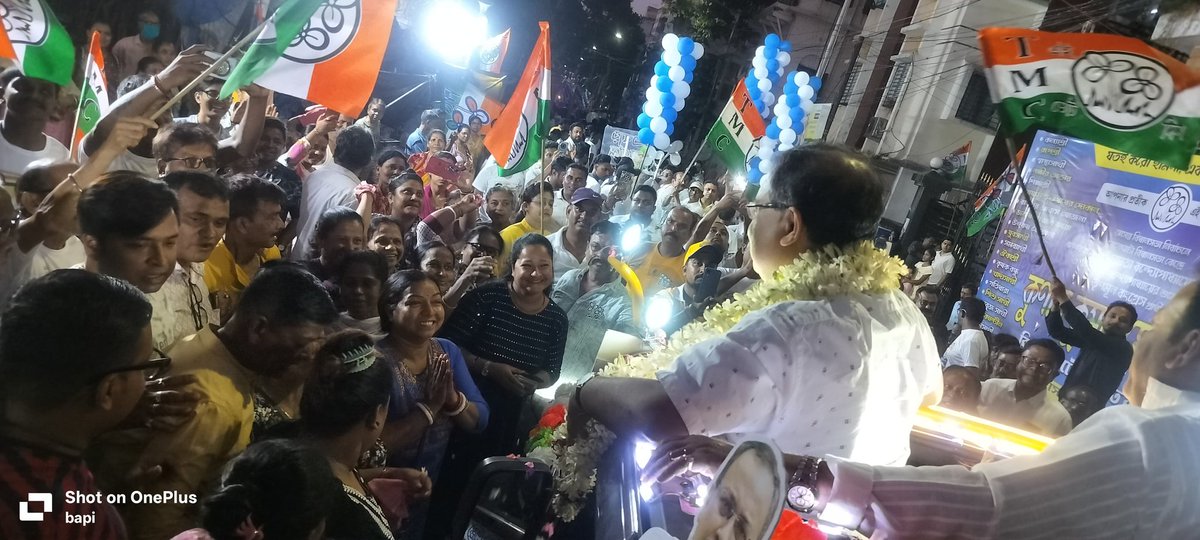 KunalGhoshAgain's tweet photo. বেলেঘাটা। ওয়ার্ড 35-এ প্রচার। জনসমুদ্র। আয়োজক পুরপিতা আশুতোষ দাস। তৃণমূল কর্মী ও সাধারণ মানুষের সাড়া দেখার মত। শেষদিকে আমার রক্তচাপ অনেকটা কমে গিয়ে সাময়িক একটু সমস্যা হয়েছিল। স্থানীয় নার্সিংহোমে ডাক্তারবাবু দেখলেন। রক্তচাপ 80/50, তারপর স্যালাইনের একটি ড্রিপ চলে আপাতত ঠিকঠাক। নেতা ও সহকর্মীরা যেভাবে পাশে ছিলেন, তাঁদের ধন্যবাদ।