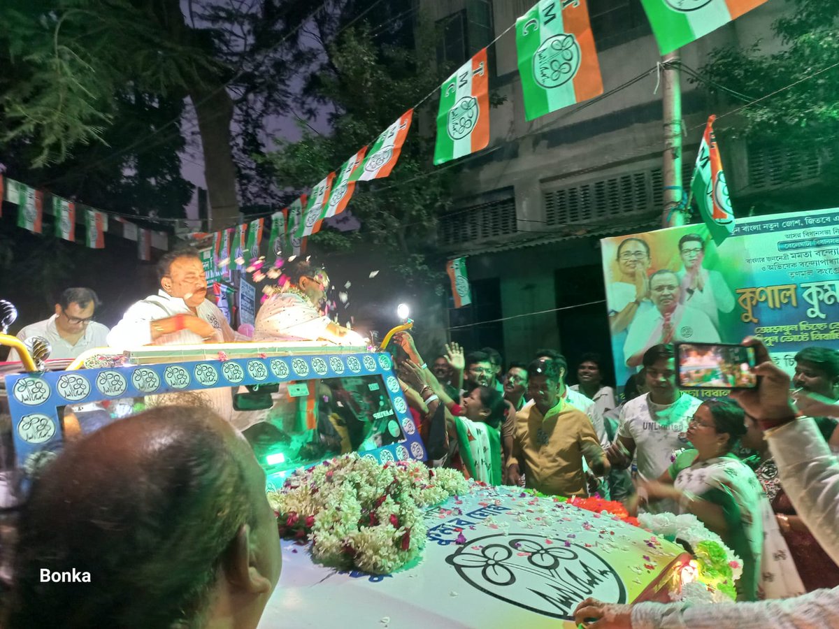 KunalGhoshAgain's tweet photo. বেলেঘাটা। ওয়ার্ড 35-এ প্রচার। জনসমুদ্র। আয়োজক পুরপিতা আশুতোষ দাস। তৃণমূল কর্মী ও সাধারণ মানুষের সাড়া দেখার মত। শেষদিকে আমার রক্তচাপ অনেকটা কমে গিয়ে সাময়িক একটু সমস্যা হয়েছিল। স্থানীয় নার্সিংহোমে ডাক্তারবাবু দেখলেন। রক্তচাপ 80/50, তারপর স্যালাইনের একটি ড্রিপ চলে আপাতত ঠিকঠাক। নেতা ও সহকর্মীরা যেভাবে পাশে ছিলেন, তাঁদের ধন্যবাদ।