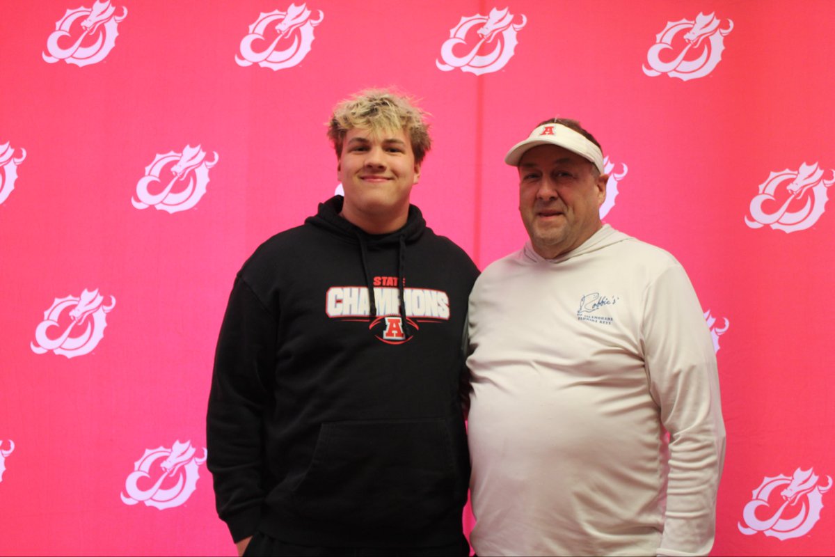 LongrieZach's tweet photo. Had an amazing time at @msum_football on Friday! Loved the energy in the building and can't wait to continue to build our relationship! 
@CoachHarris28 @tommy_noennig15 @Coach_Snell @ArrowheadFB @coachjcurrier @CoachScott_88 @CoachLaqua @MJ_NFLDraft @PrepRedzoneWI @OLMafia https://t.co/sbgHO10s2F