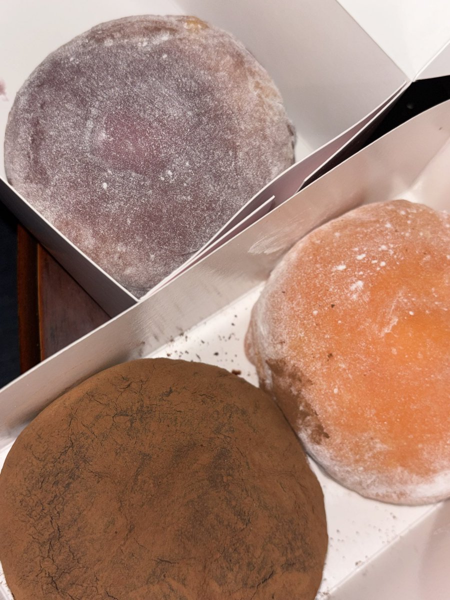 alewaye's tweet photo. antre 30 menit n waiting list buat mango jelly &amp; dubai chewy mochi tapi AKU JABANIN!! 😋💗 https://t.co/nr6WqhM4wW
