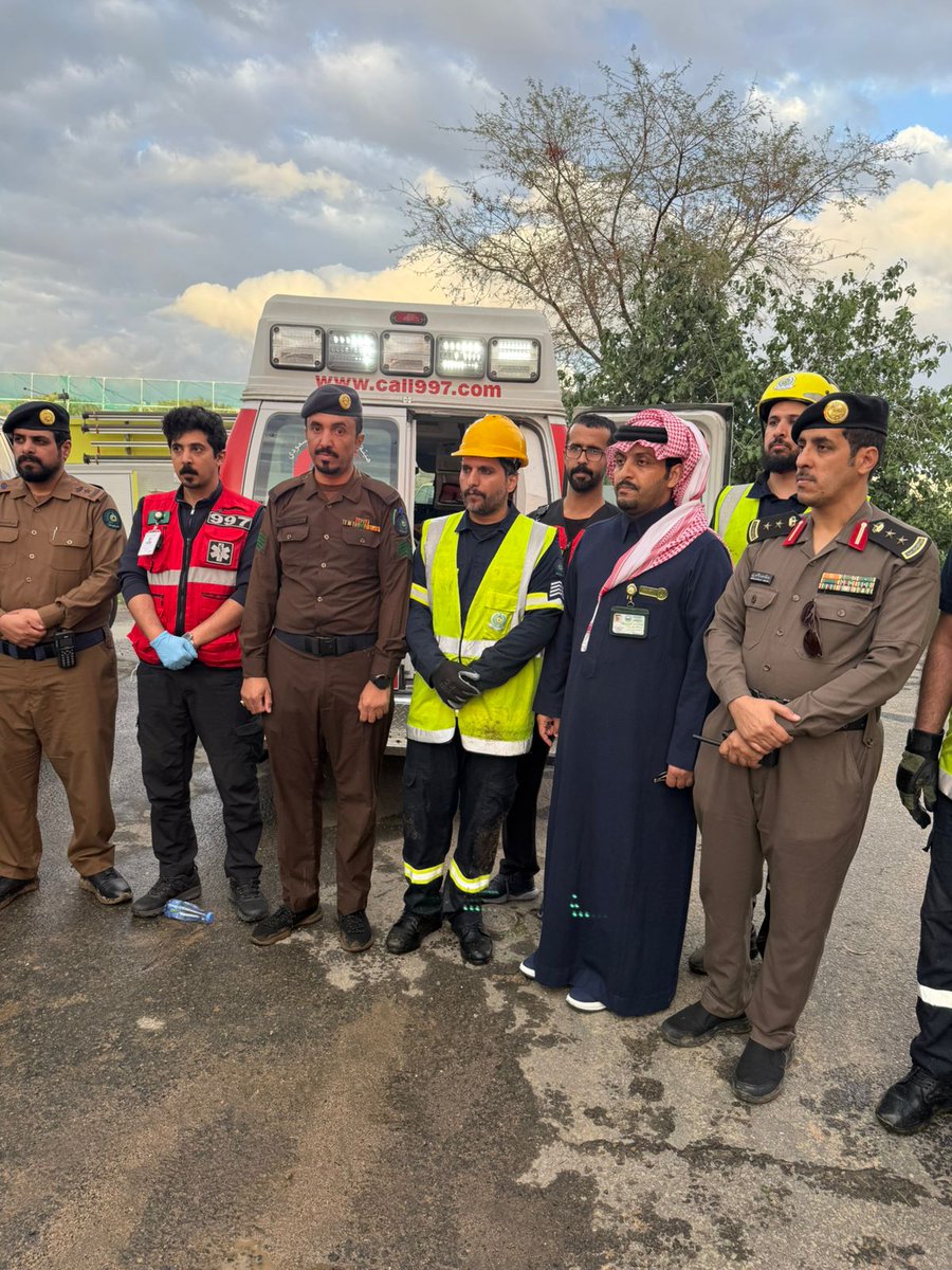 سعادة محافظ #أحد_رفيدة ينفذ جولة ميدانية لمتابعة الحالة المطرية بالمحافظة، والوقوف على جاهزية الجهات المعنية وأعمال تصريف المياه ، مؤكداً على سرعة الاستجابة للبلاغات وضمان سلامة الجميع.  
شملت الجولة المواقع الحيوية والطرق الرئيسية والأحياء ، بحضور مدير شرطة المحافظة والدفاع