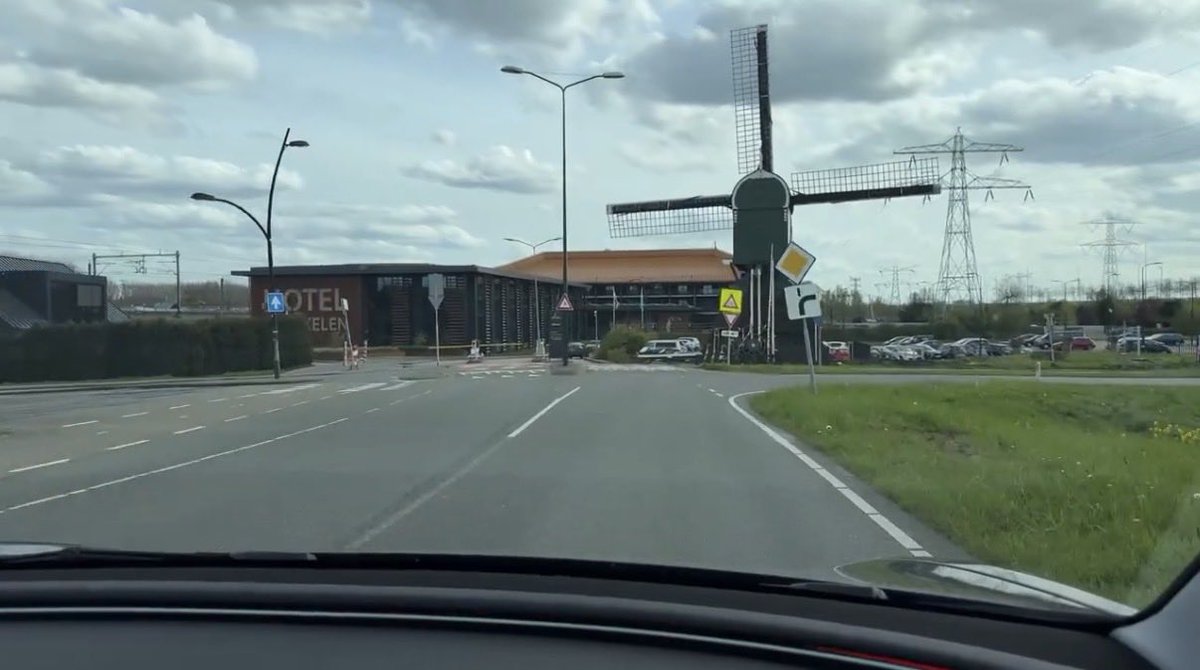DavydeVries's tweet photo. @KRoelandschap @aikisteve Volgens mij vergat de tesla richtingaanwijzer naar links te gebruiken. 😅 maar overall nice job https://t.co/GKkjneB2dM