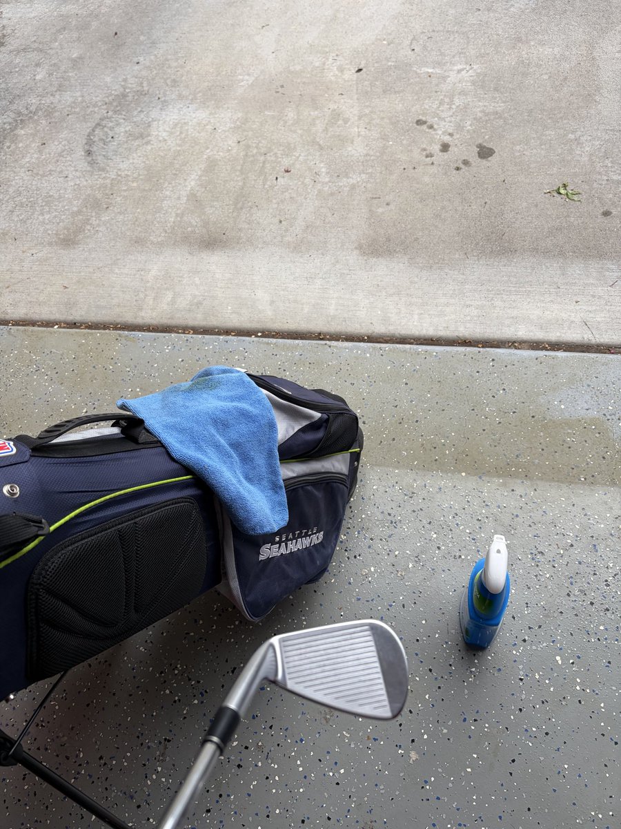UrpalDavey's tweet photo. Morning club cleaning sesh before a great day of golf. Masters Sunday. #masters #microfiber #Srixon https://t.co/IAitU4QUij