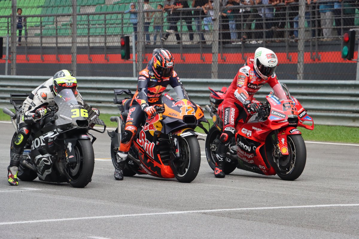 matoxley's tweet image. New Oxley Bom #MotoGP podcast 😎 And it's an almighty tech scoop 🔥🔥 Some factories are now using electric motors to create moments of clutch slip at the start &amp;amp; during upshifts to avoid costly wheelspin. How does this trickery work &amp;amp; is it legal? 🚨🚨oxleybom.buzzsprout.com/2181509/episod…