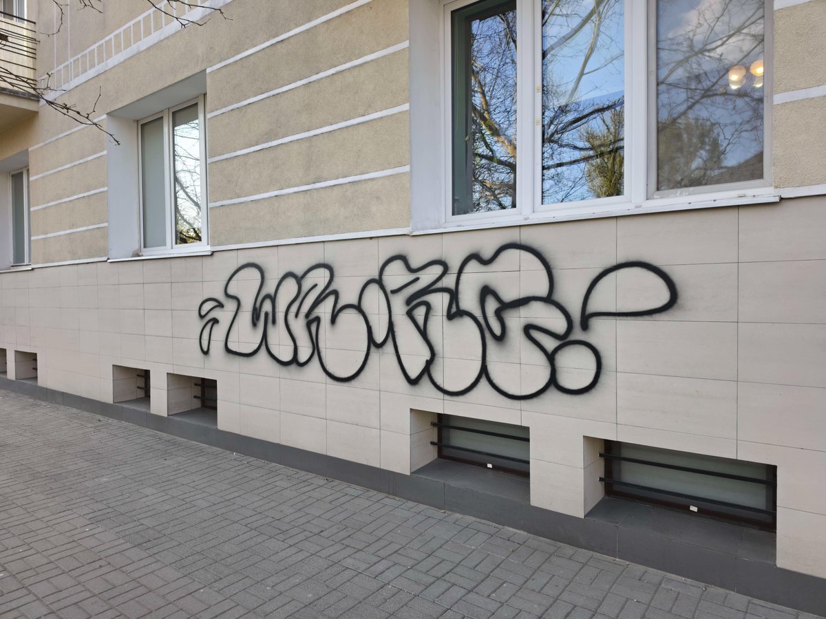 Mikolalaj_'s tweet photo. Problem graffiti w Warszawie niestety nie dotyczy już tylko Marszałkowskiej i innych ulic śródmieścia. Te 3 pojawiły się dzisiaj (w ciągu dnia!) przy Narbutta na Starym Mokotowie. Ile jeszcze zabytkowych kamienic musi zostać zdewastowanych, żeby miasto w końcu coś z tym zrobiło? https://t.co/ZzpVd6iVbH