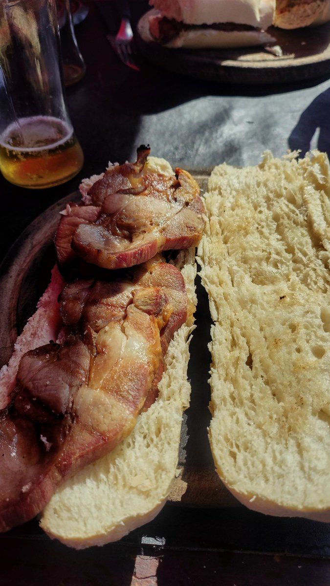 Parrillon? Como siempre. Hoy sanguche de bondiola, Stella y unas fritas. Comiendo apurado porque un gordo oficinista en Viamonte pone un partido un domingo 15hs. La concha de tu madre. Hoy hay que ganar y se tiene que destapar un 9.