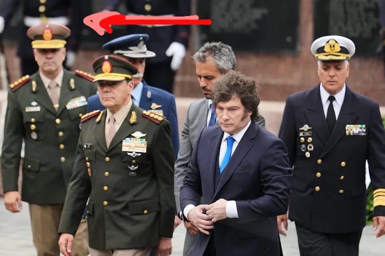 AdrianLaRioja's tweet photo. La diputada @Marcelampagano acaba de DENUNCIAR, CORRUPCIÓN en @gendarmeria .

Mientras los gendarmes se quitan la vida o están en estado de indigencia. 

El titular de Gendarmería Brilloni, novio de @AleMonteoliva , sigue la misma moral de @madorni : gastó US$ 2 millones en comprar boinas, que nunca se usaron porque aún hoy el uniforme de gendarme exige gorra! Lo grave: las pago $150.000 x unidad, cuando en local misma gorra vale $50.000. A donde fue a parar ese “sobreprecio”? A qué bolsillo? #conlatuyacontribuyente