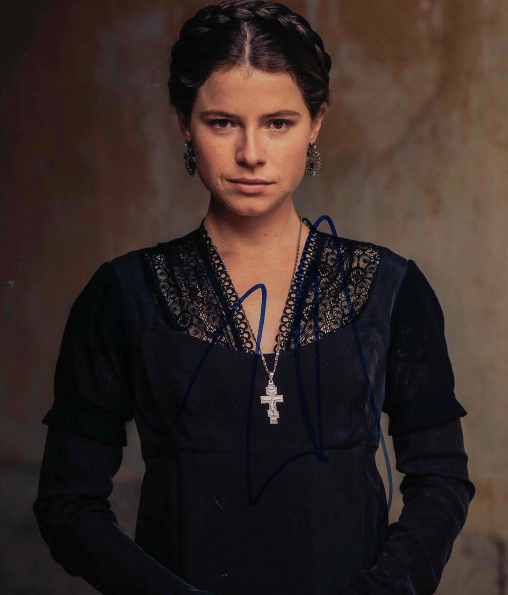 jessie buckley smirk tweet media