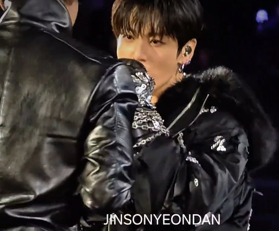 elnjeykey's tweet photo. OH GOD... HE'S GONNA EAT NAMJOON ALIVE https://t.co/pSXj8CbI6r