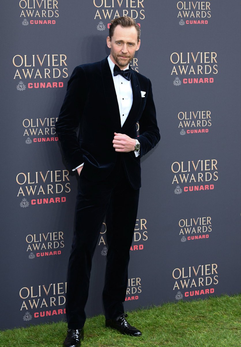 📷NEW| Tom Hiddleston attends the Oliver Awards.
