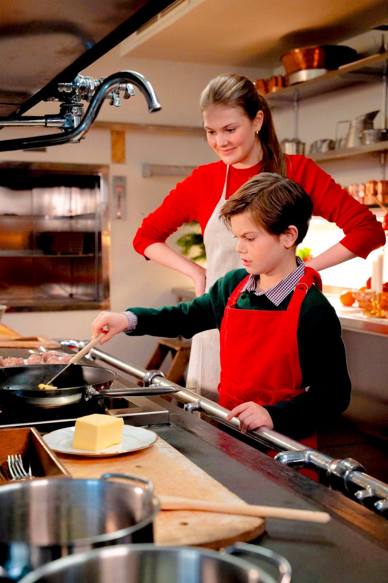 royalchildren_'s tweet photo. #PrincessEstelle and #PrinceOscar of Sweden prepare traditional Christmas dishes to wish everyone a Merry Christmas 2025 and a Happy New Year 2026, in the kitchen, at the Royal Palace in Stockholm, Sweden 🎄 -December 21st 2025.
.
📷 : Sara Friberg/Kungahuset. https://t.co/wEK4zvZB3p