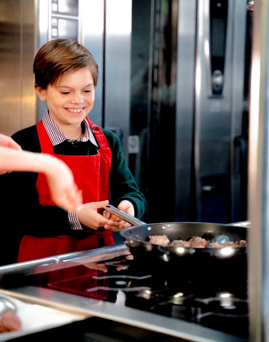 royalchildren_'s tweet photo. #PrincessEstelle and #PrinceOscar of Sweden prepare traditional Christmas dishes to wish everyone a Merry Christmas 2025 and a Happy New Year 2026, in the kitchen, at the Royal Palace in Stockholm, Sweden 🎄 -December 21st 2025.
.
📷 : Sara Friberg/Kungahuset. https://t.co/wEK4zvZB3p